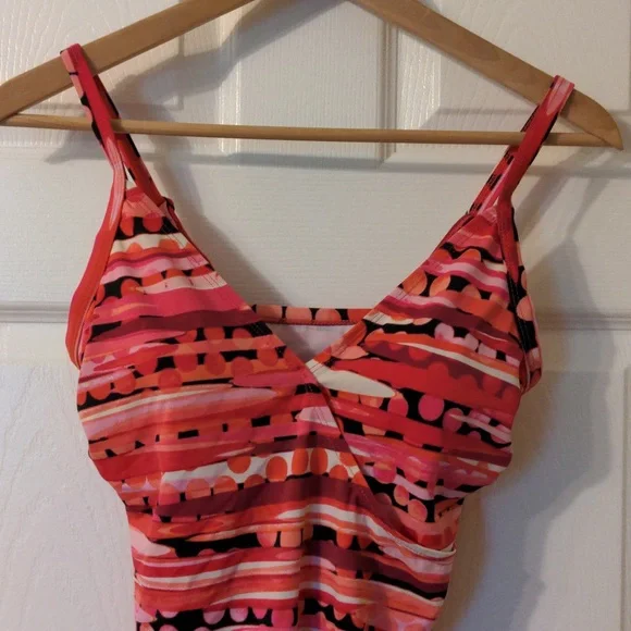Like new tankini swimming top layered with shelf bra adjustable straps size 10 - Picture 5 of 8